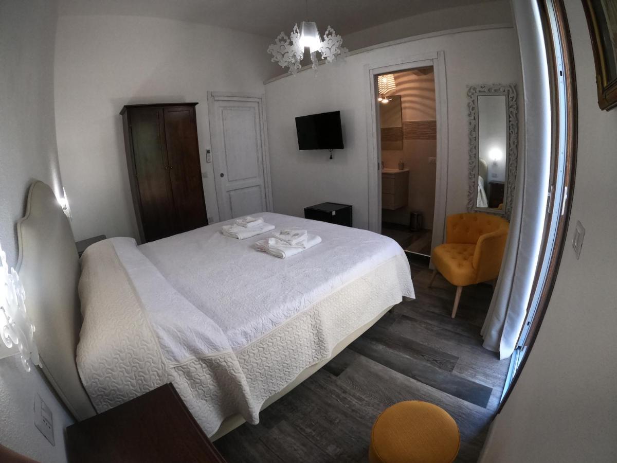 Villa Sari Affitta Camere La Caletta Buitenkant foto