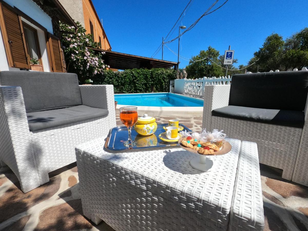 Villa Sari Affitta Camere La Caletta Buitenkant foto